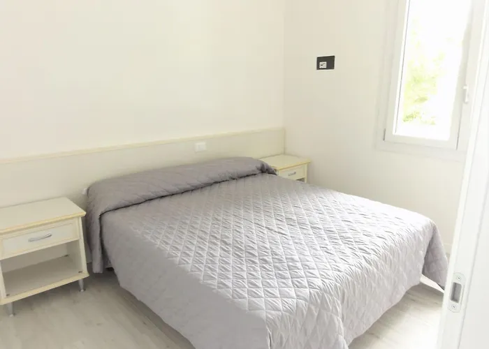 Daire Bright Flat With Garden And Pool